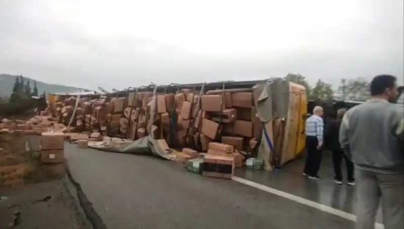 TEM Otoyolu'nda TIR Devrildi: Ankara Yönü Trafiğe Kapandı