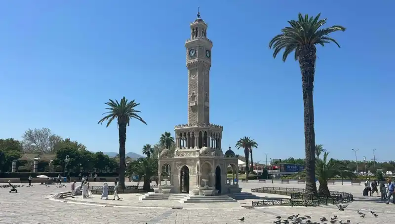 İzmir'de Sıcak Hava Dalgası Hayatı Olumsuz Etkiledi: Boşalan Meydanlar ve Artan Sıcaklıklar