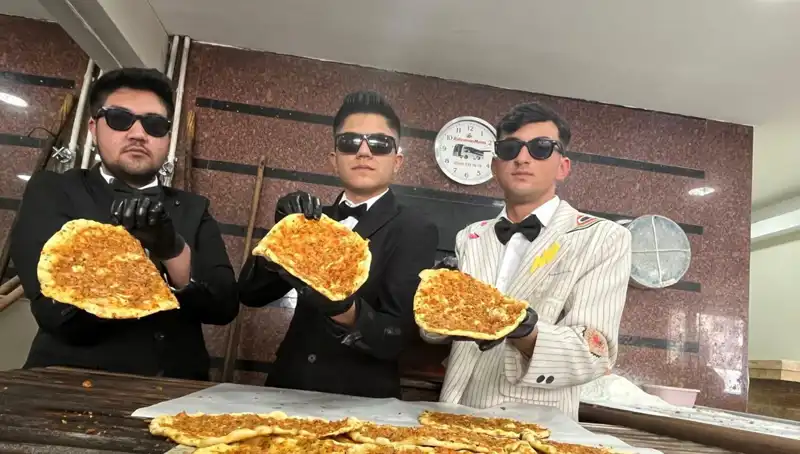 Takım Elbiseli Fırıncıların Şaşırtan Performansı: Gördünüz Mü?