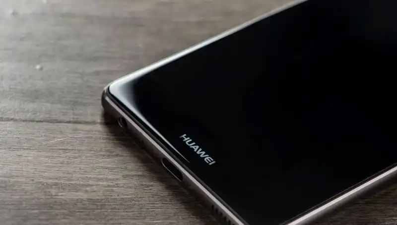Huawei'den Uzayda Gelecek Vizyonu: Yeni Katlanabilir Telefonu Tanıtıldı