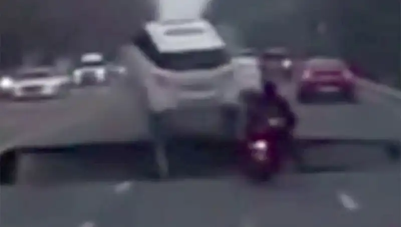 Güney Kore’de Otoyolda Açılan Dev Çukur Motosikleti Yuttu: Görüntüler Şaşkınlık Yarattı