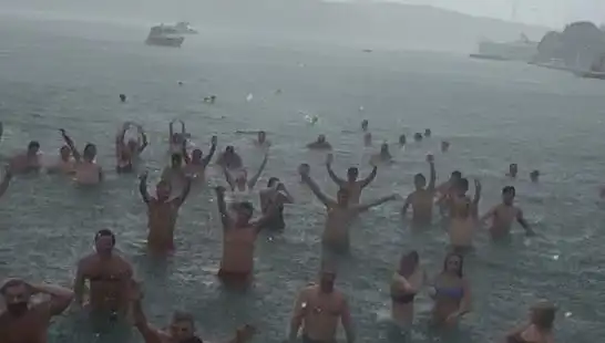 İstanbul Bebek'te Yağmura Rağmen Denize Giren Kalabalık Dikkat Çekti