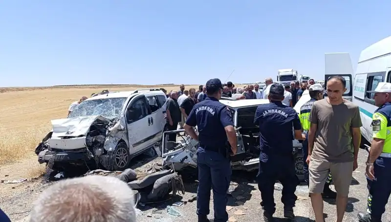 Otomobil ve Hafif Ticari Araç Çarpıştı: Can Pazarında 4 Ölüm, 1 Yaralı
