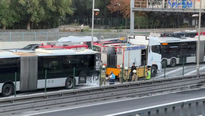 İstanbul Metrobüs Yangını: Trafik Tamamen Durdu, Yolcular Panik İçinde!