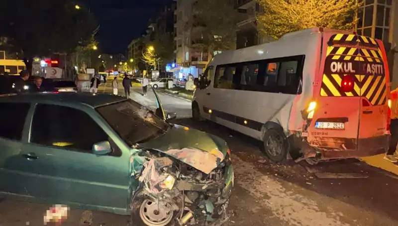 Otomobil Servis Minibüsüne Çarptı: Korkunç Kaza 6 Yaralıyla Sonuçlandı