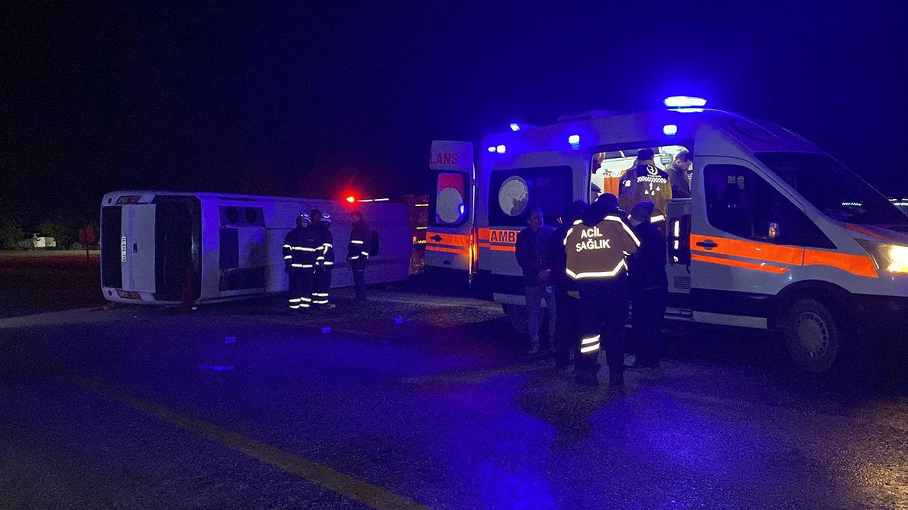 Cenaze Midibüsü Devrildi: 24 Yaralı