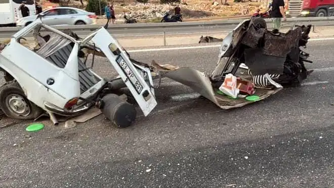 Korkunç Kazada Bariyere Çarpan Araç Hurda Yığınına Döndü: 1 Ölü, 1 Yaralı