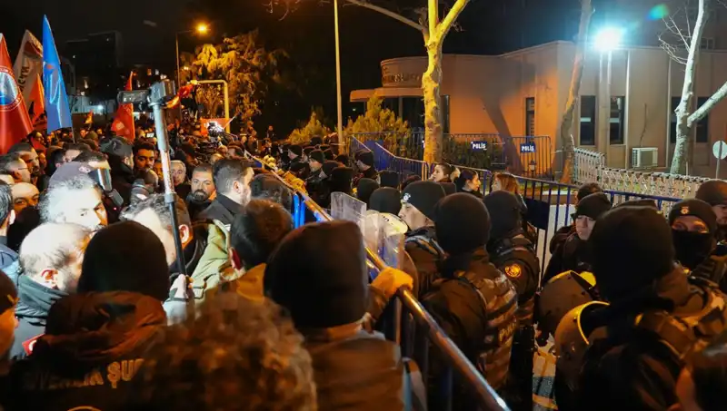 Ekrem İmamoğlu Protestoları: Yerlikaya Açıklamalarla Kamuoyunu Bilgilendirdi