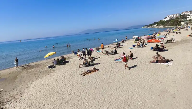 Sıcak Havalarda Plajlar Dolup Taşıyor: Yazın Keyfi Başladı!