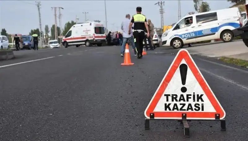Antalya'da Otomobil Kanalda Devrildi: Kaza Sonrası Yaralılar Hastaneye Kaldırıldı