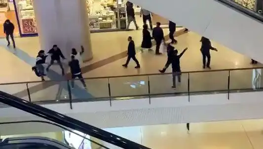 İstanbul'da Alışveriş Merkezi İçinde Çıkan Kavgalar Korku Dolu Anlar Yaşattı