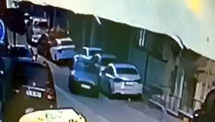 Esenyurt’ta Park Halindeki Araçlara Çarpan Sürücü Alarm Verdi