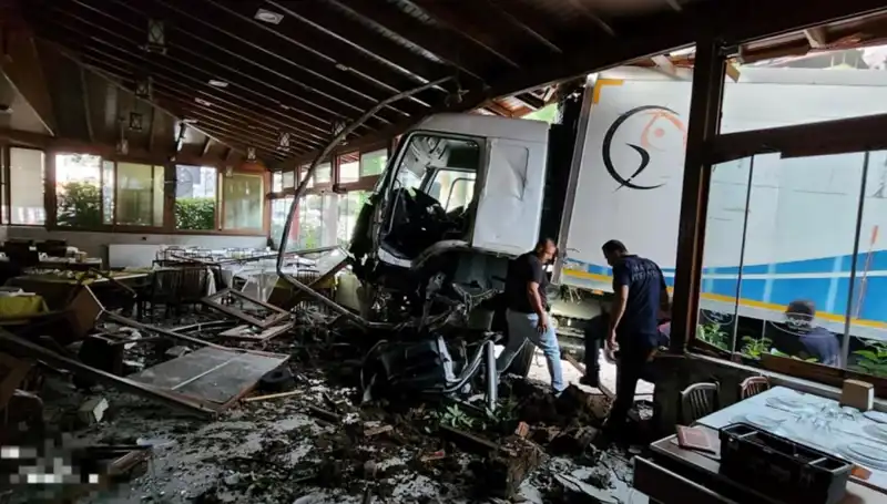 Freni Boşalan Kamyon, Yoğun Saatte Restorana Girdi: O Anlar Camera Kaydında!