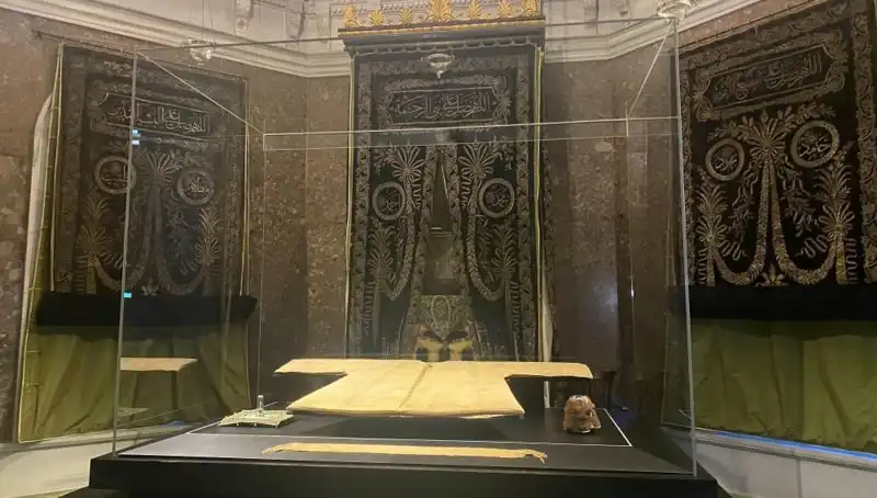 Hırka-i Şerif Ziyarete Açıldı: Müslümanların Gözü Kulağı Burada!