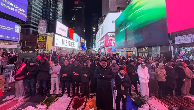 New York Times Meydanı'nda İlk Defa Teravih Namazı: Binlerce Kişi Bir Araya Geldi