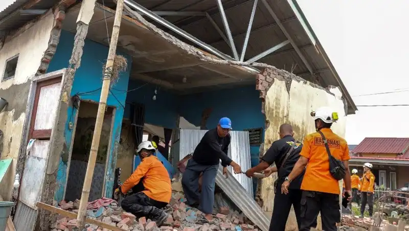 Endonezya'da Şiddetli Deprem: 5,7 Büyüklüğündeki Sarsıntıda 8 Ev Yıkıldı