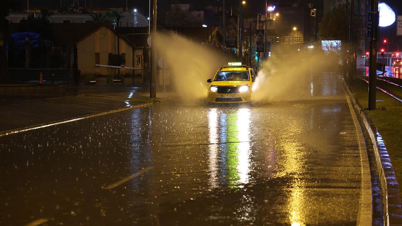 İzmir'de Etkili Yağış: Yollar Su Altında