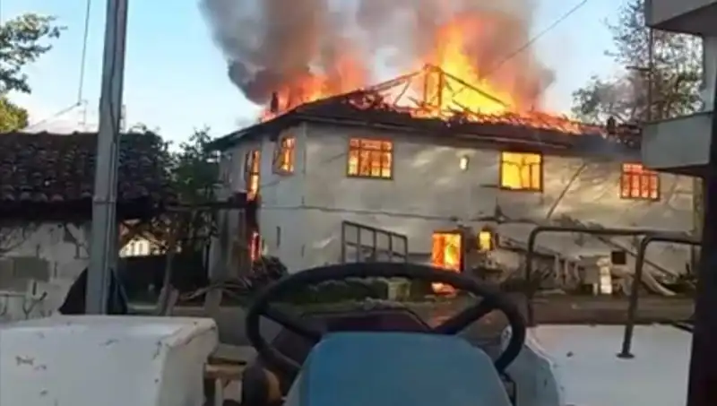 İki Katlı Evde Çıkan Yangın Korkunç Görüntülerle Sonuçlandı