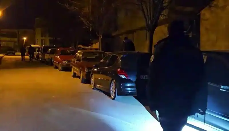 Park Halindeki Araçlara Çizik Attılar, Güvenlik Kamerası Kaçışı Çekti