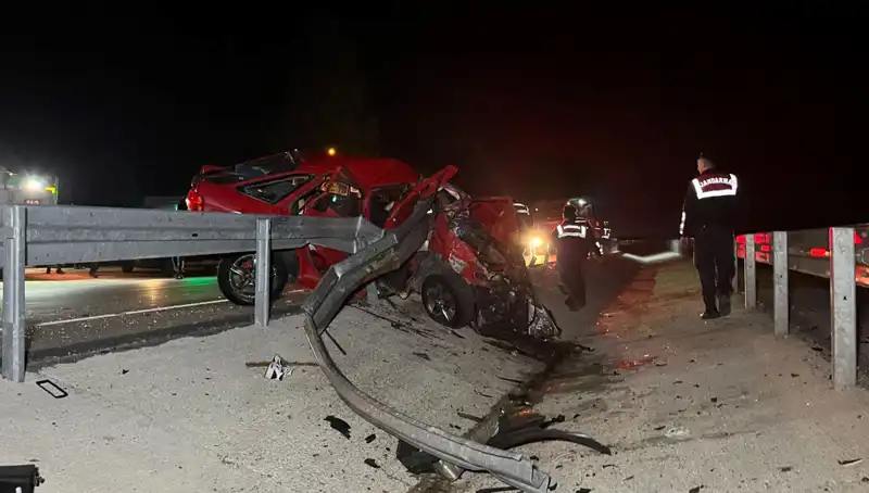 Bariyerlere Çarpan Otomobilin Yüzde Doksanı Yok Oldu: 2 Can Kaybı