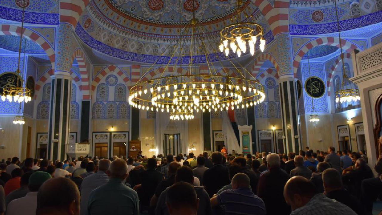 Regaip Kandili'nde Müslümanlar manevi bir gece yaşadı.