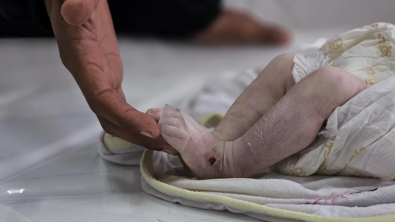 Gazze'de Aileler Çocukları İçin Nöbet Tutuyor