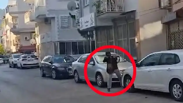 İzmir'de Şok Eden Çatışma: Saldırgan İle Güvenlik Güçleri Arasında Gerilim