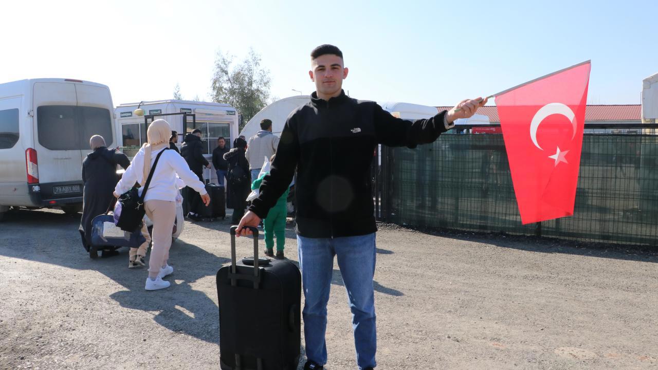 Türk bayrağıyla Suriye'ye dönen Abdulkadir'in sözleri yürekleri ısıttı