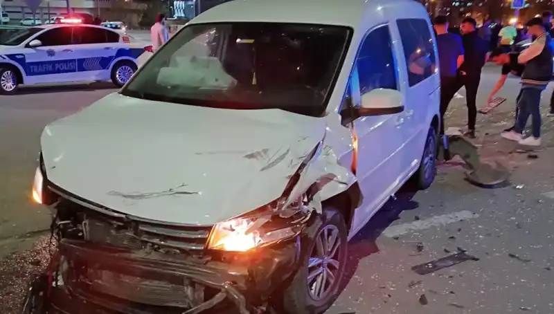 Batman'da Trafik Kazası: Otomobil ile Hafif Ticari Araç Çarpıştı, 7 Yaralı!