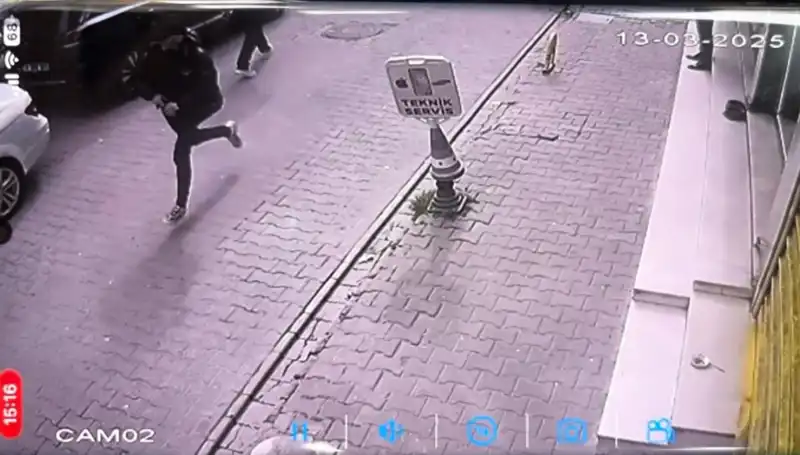 İstanbul'da Sokak Ortasında Silahlı Saldırı: Bacağından Vurulan Genç Şokta