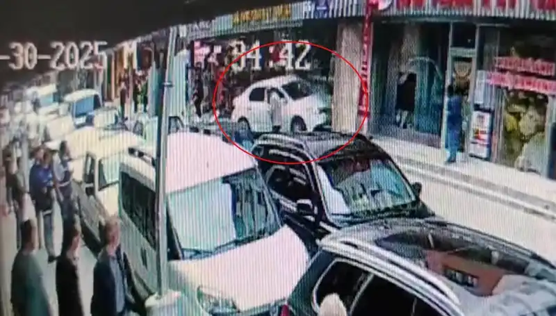 Alkollü Sürücü Mağazaya Dalınca İki Çocuk Son Anda Kurtuldu