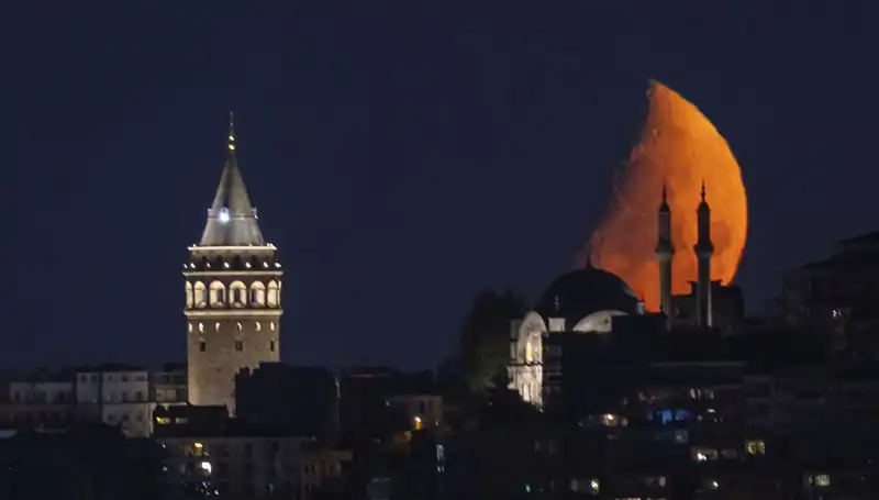 İstanbul’da Yarım Ay Gecesi: Büyüleyici Doğa Manzarası Şehri Sarmaladı