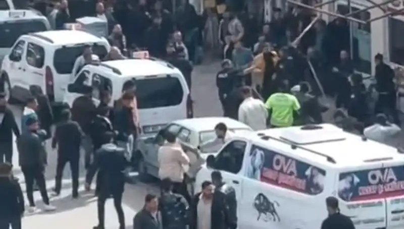 Erciş'te Sokaklar Karıştı: Taşlı Sopalı Kavganın Ardından 7 Gözaltı
