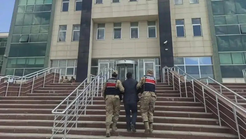 Hapis Cezasıyla Aranan Şüpheli, Gizlendiği Yerden Polisi Şaşırttı!