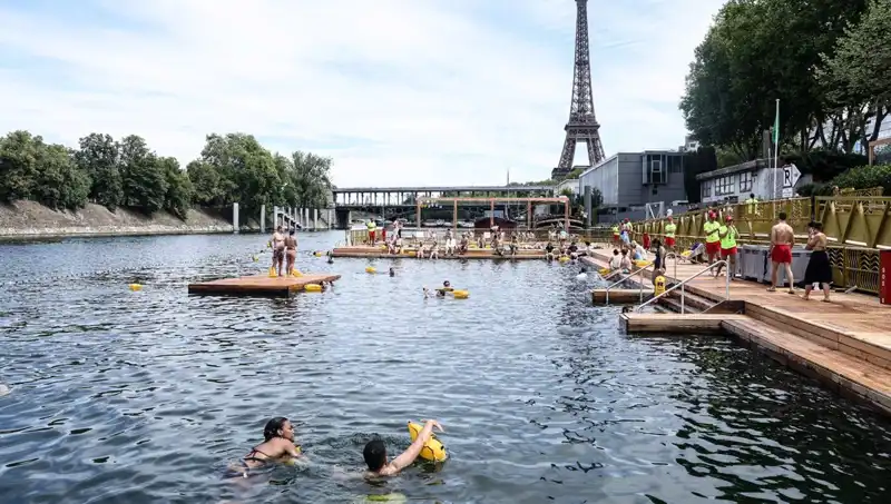 Fransa'da Tarihi An: Seine Nehri 102 Yıl Sonra Yüzmeye Açıldı