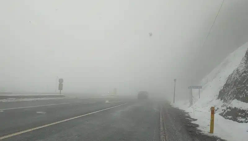Bolu Dağı’nda Kar ve Sis Ulaşımı Zora Sokuyor: Sürücüler Dikkat!