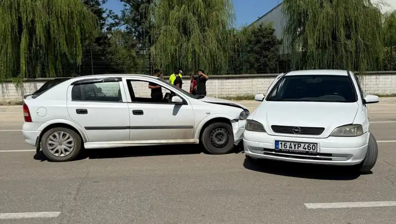 İki Otomobil Çarpıştı: Kaza Yerinde Panik ve Çırpınış