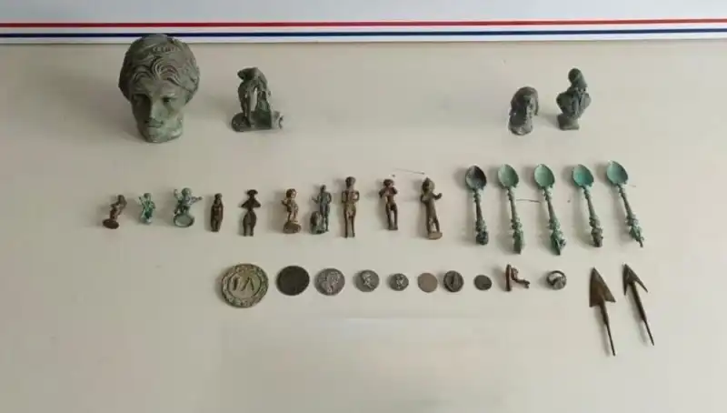 Roma Dönemine Ait Tarihi Eserler Sınırda Ele Geçirildi