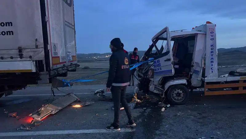 Acil Yardım İçin Durdu, Çekicinin Çarptığı Kazada Yaralı Sayısı Dört Oldu