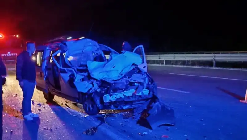 Otoyolda TIR’a Çarpan Araç Feci Şekilde Hurdaya Döndü