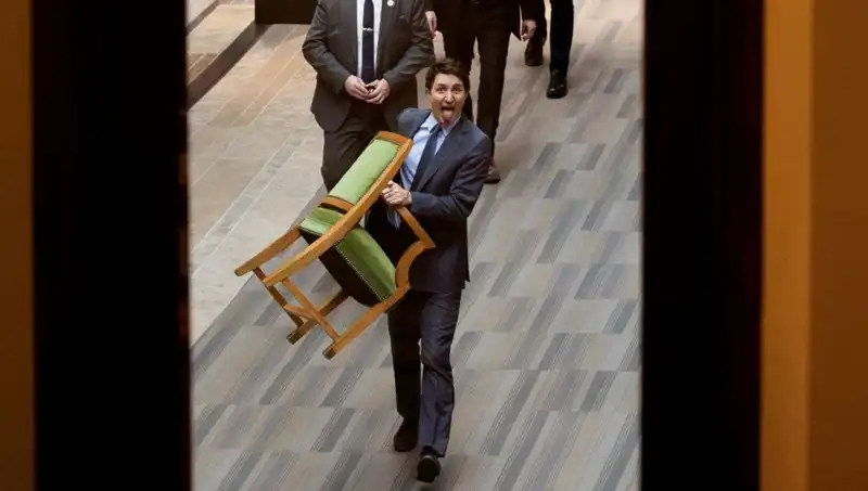 Trudeau, Sandalyeyle Ülkeyi Terk Ederek Eleştirileri Tırmandırdı