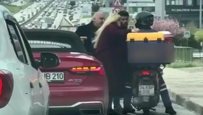 D-100'de Korku Dolu Anlar: Motokuryeye Silah Çekme Olayı Şok Etti