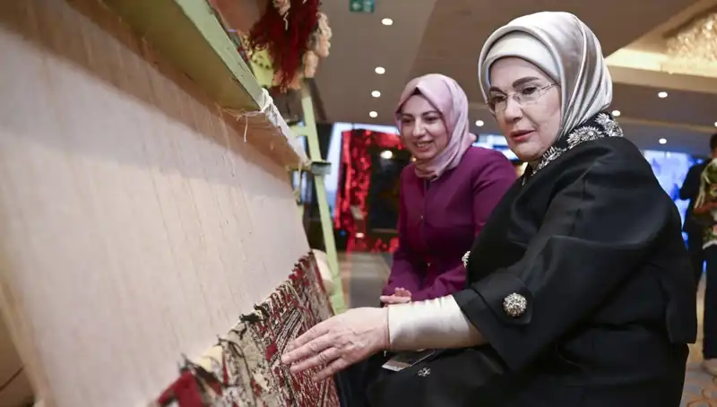 Emine Erdoğan’ın İmzasıyla Açık Artırmaya Çıkan Halı, Depremzedelere Destek Olacak