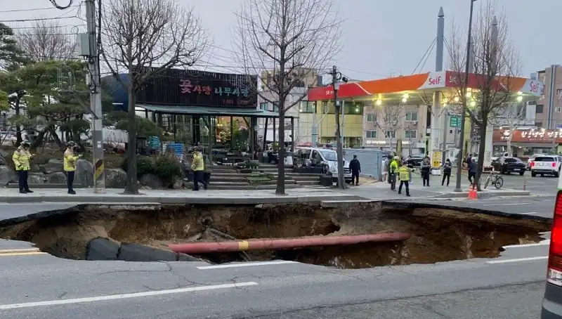 Güney Kore’deki Dev Çukur, Motosikleti Yuttu: Kayıp ve Yaralı Var