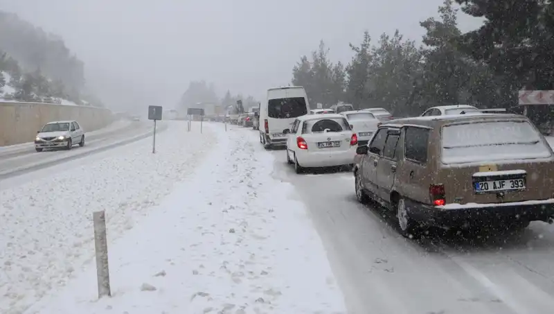 Denizli-Antalya Kara Yolunda Kar Nedeniyle Trafik Tamamen Durma Noktasına Geldi