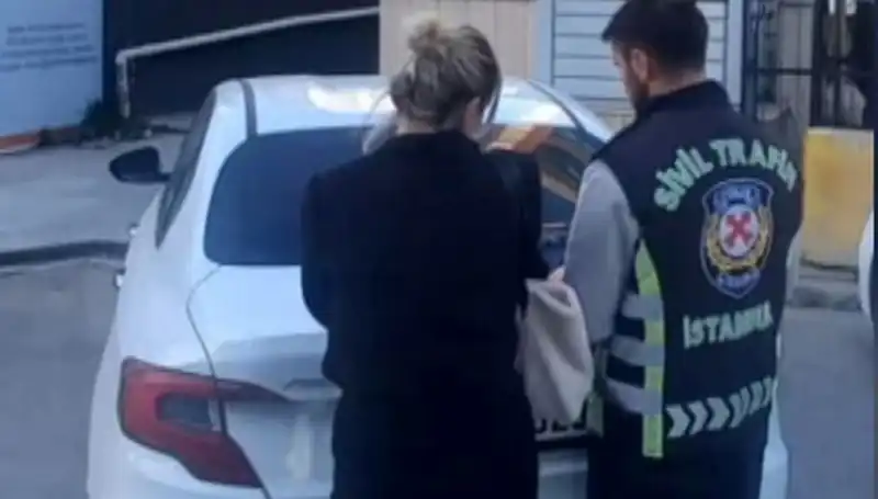 Kadıköy'de Şaşırtan Olay: Drift Yapan Kadın Sürücü Ceza Yağmuruna Tutuldu!