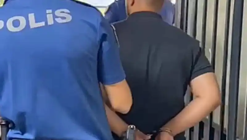 İzmir'de Polise Saldıran Şahıs Yakalandı: Olayın Detayları Şaşırtıyor!