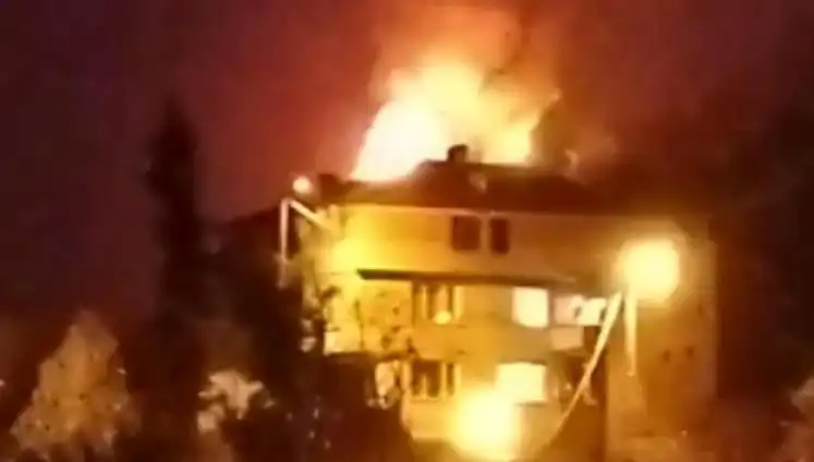 Saman Yüklü Çatı Alev Alev Yandı, Mahalle Halkı Sokağa Döküldü