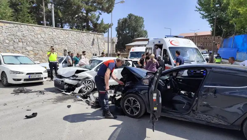 Bitlis'te Kaza: Otomobiller Çarpıştı, 10 Kişi Yaralandı