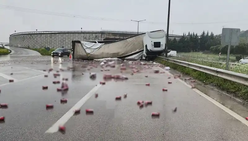 TIR Devrildi: Yolda İçkilerle Dolu Kaza Ortaya Çıktı